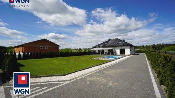 Dom na  sprzedaż Kawnice - Duży dom z basenem w Kawnicach.